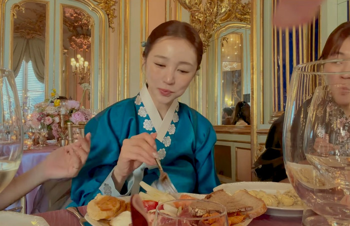 Yoon Eun Hye tại đám cưới bạn thân.