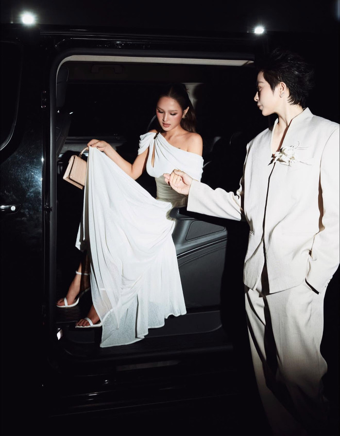 Gil Lê thể hiện sự chu đáo dành cho Xoài Non mỗi khi xuất hiện ở chốn đông người. Ảnh: FBNV