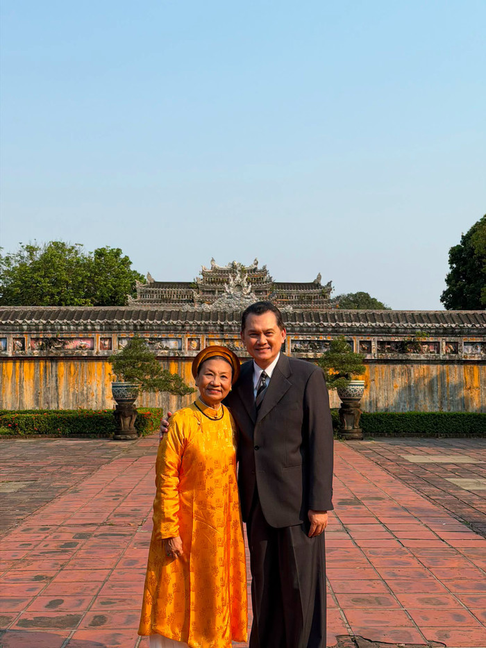 NSƯT Hữu Châu trong phim Hoàng Hậu Cuối Cùng. Nam nghệ sĩ tích cực tham gia hoạt động nghệ thuật ở tuổi 60.