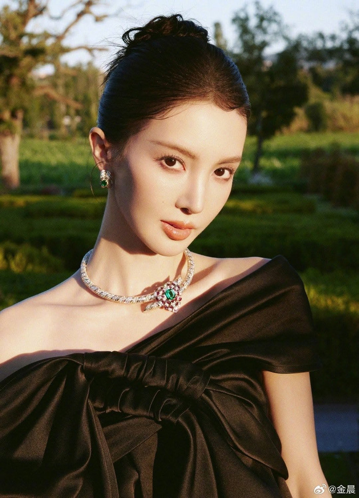 Hình ảnh và sự nghiệp của Kim Thần liên tục vướng nhiều tranh cãi trong thời gian qua. Ảnh: Weibo
