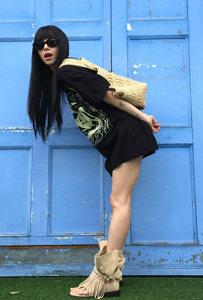 Chaeyoung (TWICE) gây chú ý với phong cách thời trang 'giấu quần', khoe đôi chân thon dài Ảnh 2