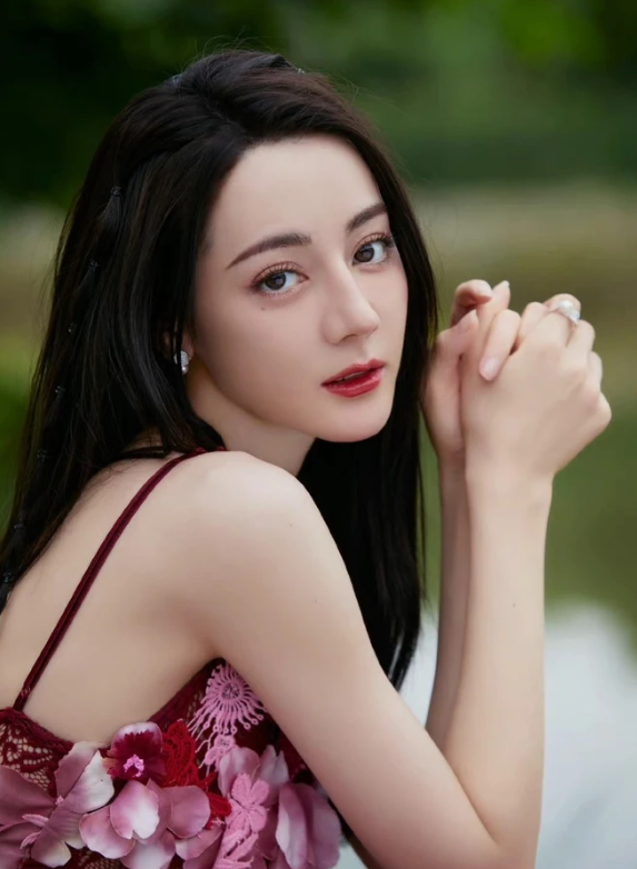 Địch lệ Nhiệt Ba là mỹ nhân Tân cương có sức hút nhất màn ảnh Hoa ngữ hiện nay.&nbsp;
