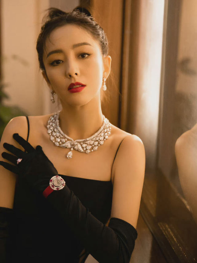 Đông Lệ Á là mỹ nhân Tân Cương tuộc top diễn viên thực lực của màn ảnh Hoa ngữ.