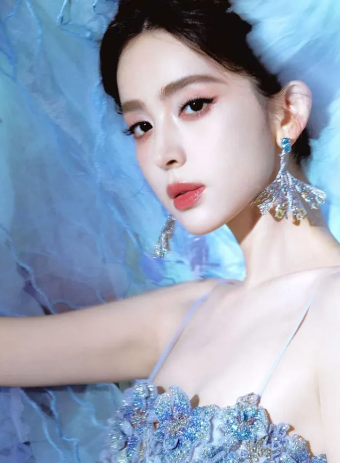Cổ Lực Na Trát được đánh giá là một trong những mỹ nhân có gương mặt hoàn hảo nhất Cbiz.