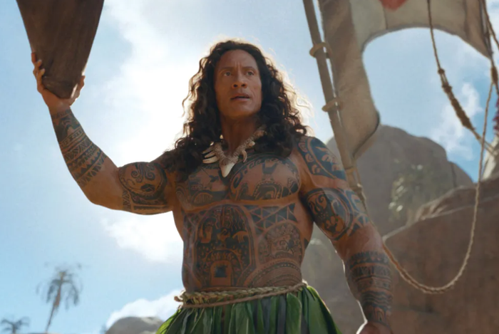 Tài tử Dwayne Johnson tái xuất đầy ấn tượng với tạo hình á thần Maui cơ bắp và mái tóc xoăn đặc trưng trong phiên bản người đóng. Ảnh: Disney