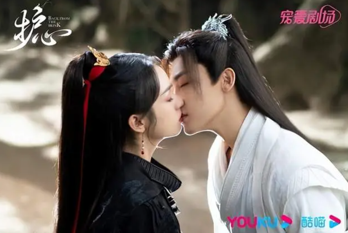 Chuyển thể từ tiểu thuyết của Cửu Lộ Phi Hương, Hộ Tâm là một trong những bộ phim tiên hiệp từng tạo bất ngờ về chất lượng.Phim kể về Nhạn Hồi và Thiên Diệu từ chỗ lợi dụng lẫn nhau đến nảy sinh tình cảm. Dù phần sau gây tranh cãi, những tập đầu tiên vẫn được đánh giá rất hấp dẫn. Ảnh: Youku