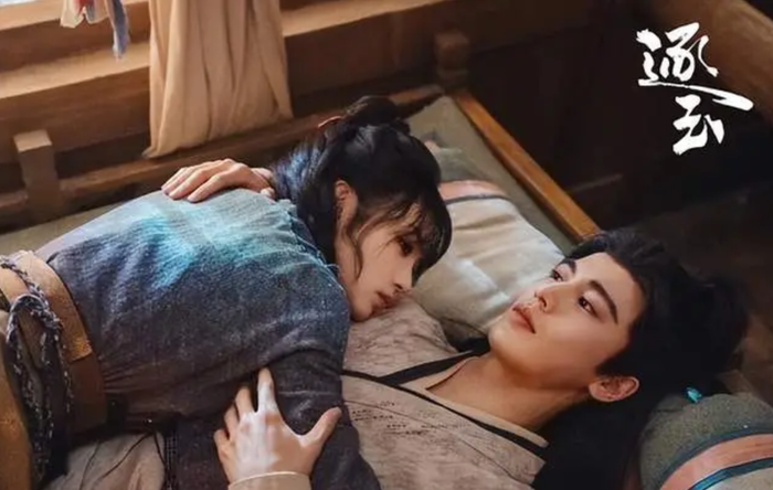 Bộ phim cổ trang chuyển thể từ tiểu thuyết nổi tiếng ghi điểm nhờ cách kể chuyện gọn gàng, không kéo dài những tình tiết giới thiệu. Ngay từ tập đầu, nữ chính Phàn Trường Ngọc đã nhặt được Tạ Chinh giữa trời tuyết, mở ra mối duyên định mệnh giữa cô gái bán thịt và vị hầu gia đang che giấu thân phận. Câu chuyện 'hôn nhân giả thành thật' được triển khai hấp dẫn, kết hợp yếu tố tình cảm và chiến trường. Ảnh: iQIYI