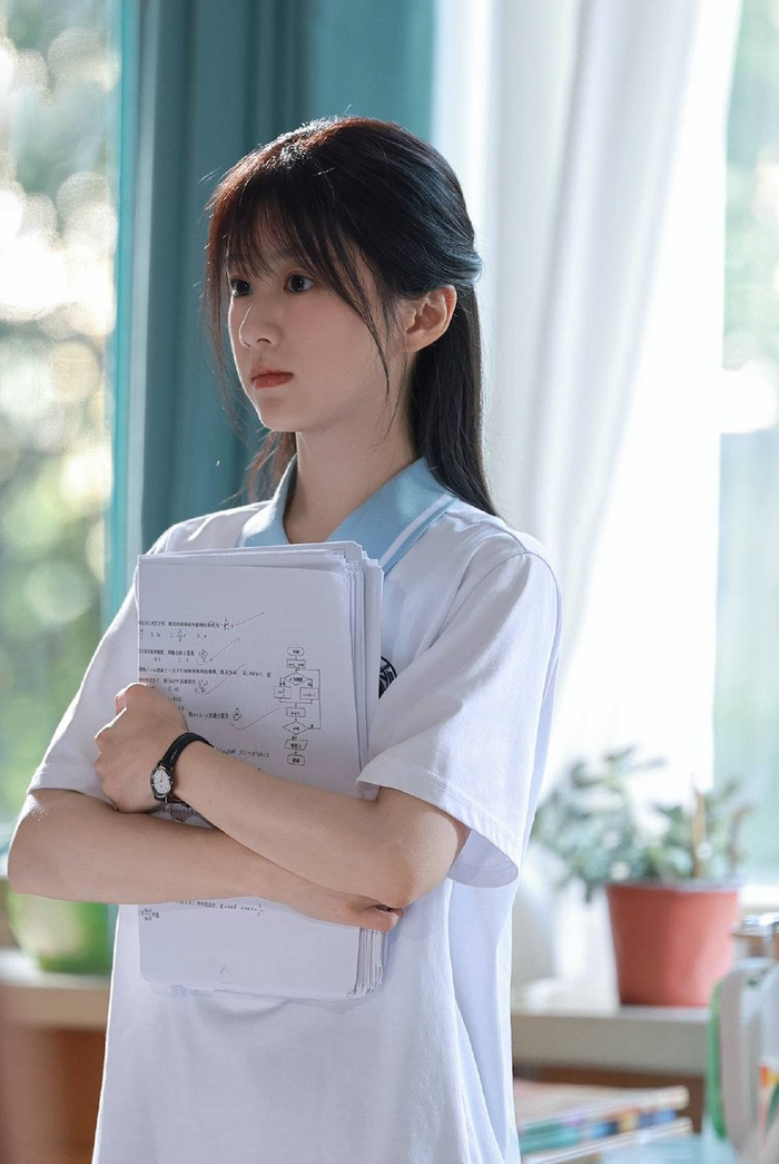 Bao Thượng Ân xếp thứ năm với 24.800 fan tăng thêm khi hóa thân thành Chu Vãn trong Mùa Hè Nồng Nhiệt. Chu Vãn là một nữ sinh giỏi giang, sống khép kín, kiên cường và có phần bướng bỉnh. Vì cần tiền phẫu thuật cho bà nội, cô buộc phải tiếp cận Lục Tây Kiêu, từ đó bước vào một mối quan hệ nhiều biến động. Câu chuyện của Chu Vãn trải dài từ học đường đến công sở trong 10 năm, tạo điều kiện để nhân vật bộc lộ nhiều thay đổi. Bao Thượng Ân gây thiện cảm khi thể hiện được sự cứng cỏi của một cô gái sớm phải gánh vác, đồng thời giữ lại những rung động mong manh của tuổi trẻ.