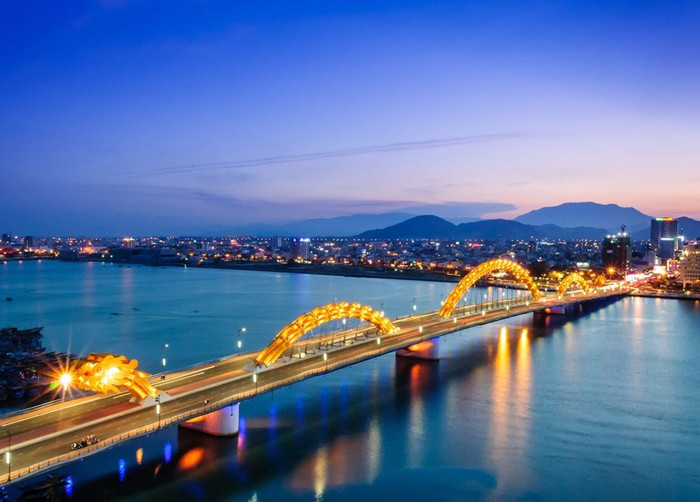 Vẻ đẹp của cầu Rồng bắc qua sông Hàn.