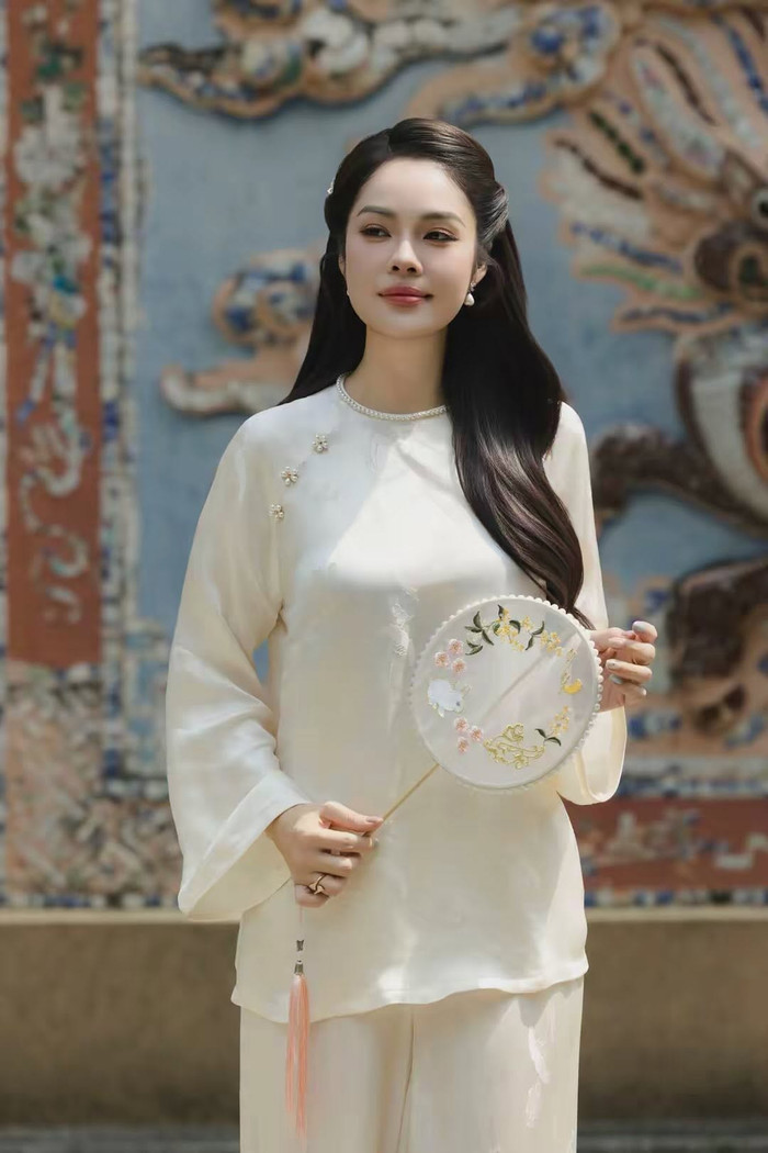 Dương Cẩm Lynh hóa quý cô xưa dịu dàng trong bộ bà ba, nhan sắc gây thương nhớ. (Nguồn: FBNV)