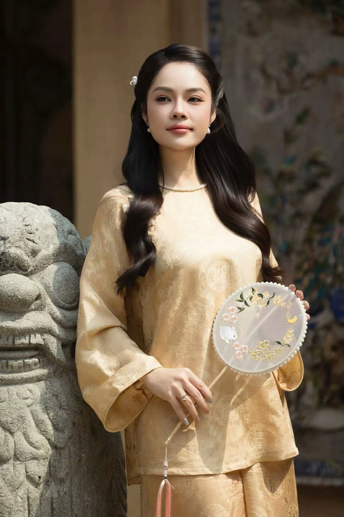 Dương Cẩm Lynh nhận mưa lời khen khi hóa thân thành quý cô xưa trong bộ bà ba. (Nguồn: FBNV)