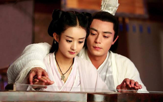Phát sóng năm 2015, Hoa Thiên Cốt là một trong những tác phẩm tiên hiệp tạo ảnh hưởng rõ nét trong giai đoạn dòng phim chuyển thể bùng nổ. Phim kể về Hoa Thiên Cốt, cô gái mang số mệnh đặc biệt, từ nhỏ đã thu hút yêu ma và sau đó bái Bạch Tử Họa, chưởng môn Trường Lưu, làm sư phụ. Trớ trêu thay, Hoa Thiên Cốt lại là sinh tử kiếp của Bạch Tử Họa, khiến mối quan hệ sư đồ của họ bị đẩy vào nhiều bi kịch. Triệu Lệ Dĩnh và Hoắc Kiến Hoa tạo nên cặp đôi màn ảnh được yêu thích, trong khi hành trình Hoa Thiên Cốt từ cô gái yếu đuối trở thành Yêu Thần giúp nhân vật này để lại dấu ấn sâu đậm với khán giả.