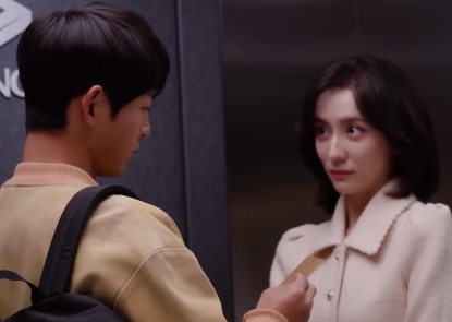 Park Ji Hyun và Song Joong Ki trong một cảnh quay Cậu út nhà tài phiệt