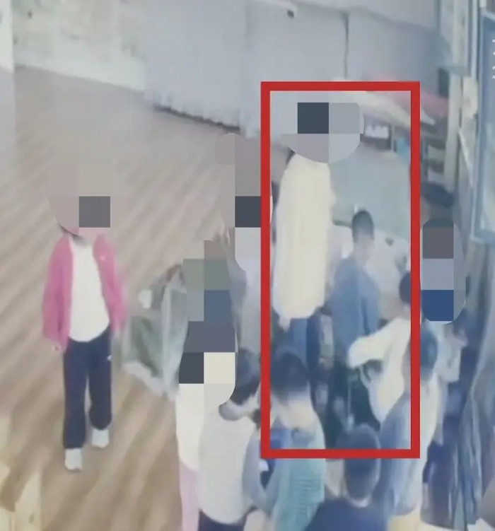 Phát hiện chân con đầy vết bầm, người cha xem camera rồi 'chết lặng' trước hành động của cô giáo Ảnh 3