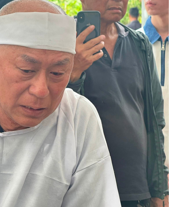 NSND Tạ Minh Tâm đau buồn đưa tiễn vợ.