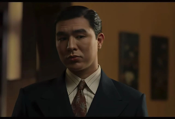 Steven Nguyễn gây chú ý với tạo hình ký giả Hồ Đắc trong trailer đầu tiên của Hoàng Hậu Cuối Cùng. Ảnh: NSX.