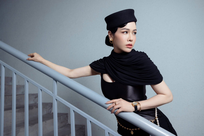 Thần thái sang trọng hút mọi ánh nhìn của Nhật Kim Anh. (Nguồn: FBNV)
