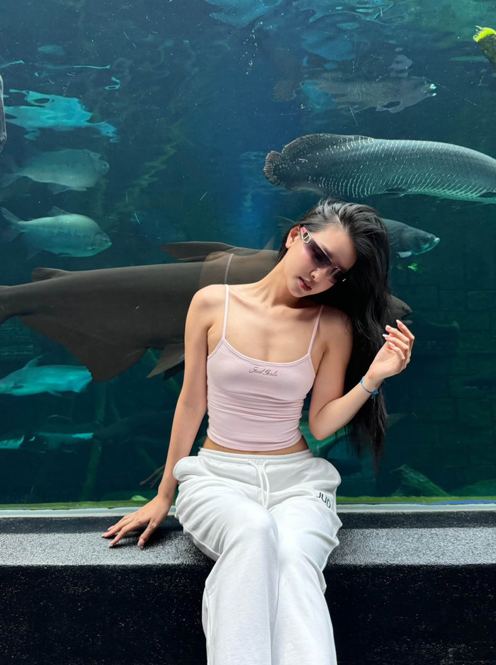 Á hậu Bùi Khánh Linh khoe eo thon nổi bật khi dạo thủy cung. (Nguồn: FBNV)