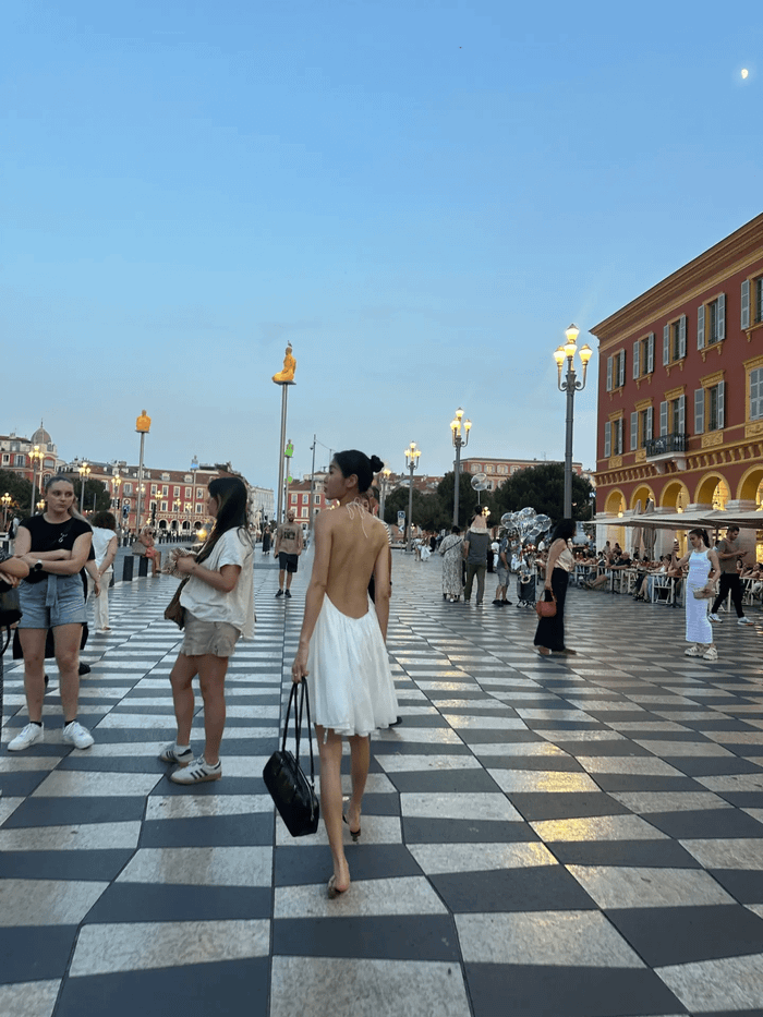 Thiết kế hở lưng giúp So You tôn trọn vóc dáng. (Nguồn: Instagram nhân vật)