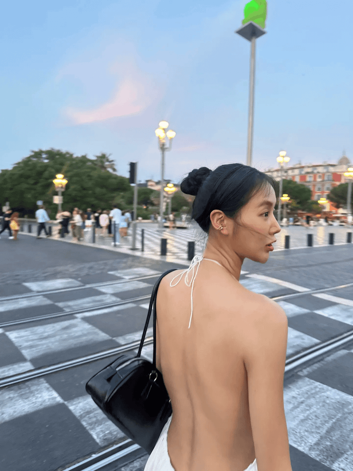 So You khoe lưng trần quyến rũ giữa lòng Paris. (Nguồn: Instagram nhân vật)