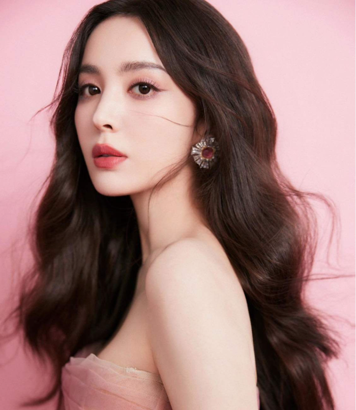 Mỹ Nhân Tân Cương dù gặp vấn đề về sức khỏe nhưng vẫn cố gắng có mặt tại sự kiện. Cô nhận lời khen nhiều từ khán giả nhờ sự chuyên nghiệp và tôn trọng BTC. Ảnh: MXH