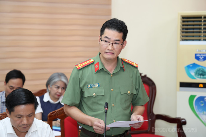Đại diện Công an tỉnh cung cấp thông tin điều tra, xác minh thông tin về Kỳ thi tốt nghiệp THPT năm 2026 trên địa bàn tỉnh. Ảnh: UBND tỉnh Tuyên Quang