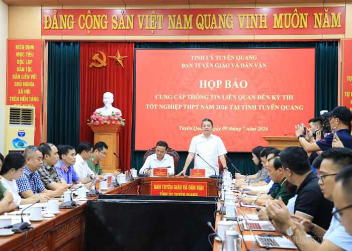 Trưởng Ban Tuyên giáo và Dân vận Tỉnh ủy Trần Mạnh Lợi phát biểu tại buổi họp báo. Ảnh: UBND tỉnh Tuyên Quang