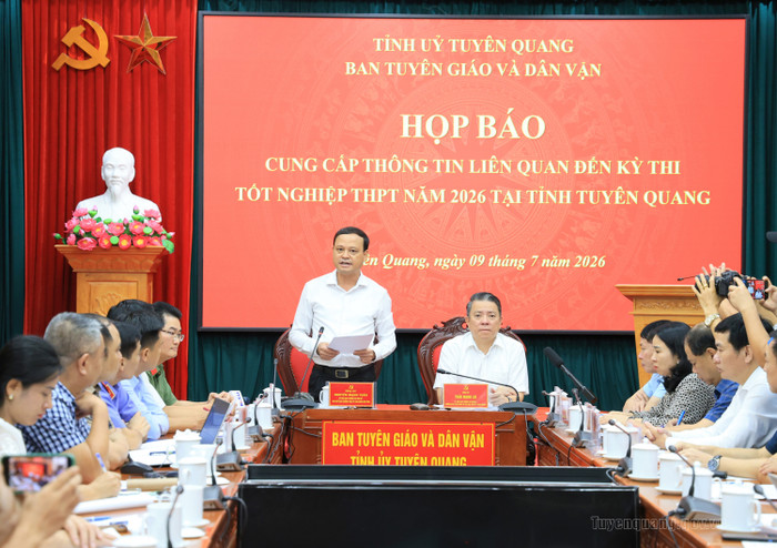 Phó Chủ tịch Thường trực UBND tỉnh Nguyễn Mạnh Tuấn phát biểu tại buổi họp báo. Ảnh: UBND tỉnh Tuyên Quang