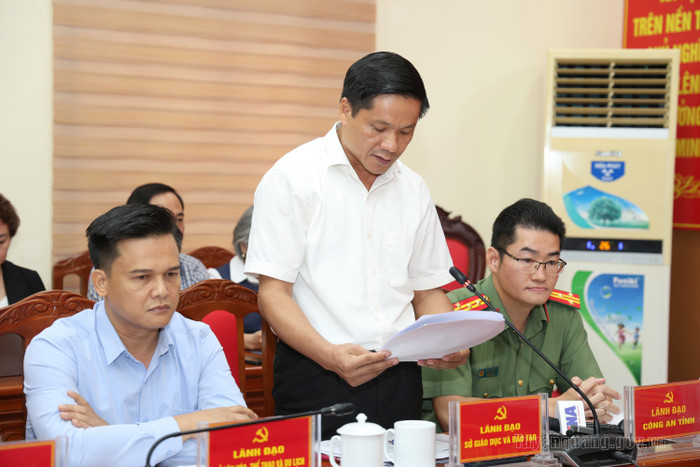 Lãnh đạo Sở Giáo dục và Đào tạo báo cáo công tác tổ chức Kỳ thi tốt nghiệp THPT năm 2026 trên địa bàn tỉnh.&nbsp; Ảnh: UBND tỉnh Tuyên Quang