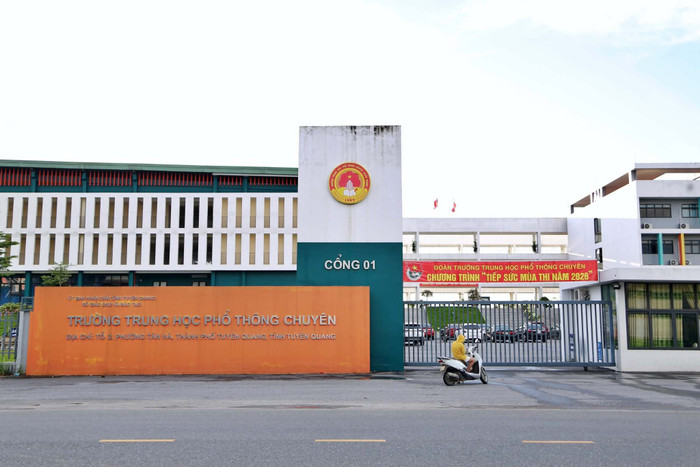 Trường THPT chuyên Tuyên Quang - nơi xảy ra vụ việc 'mưa điểm 10 môn Toán' gây xôn xao dư luận.