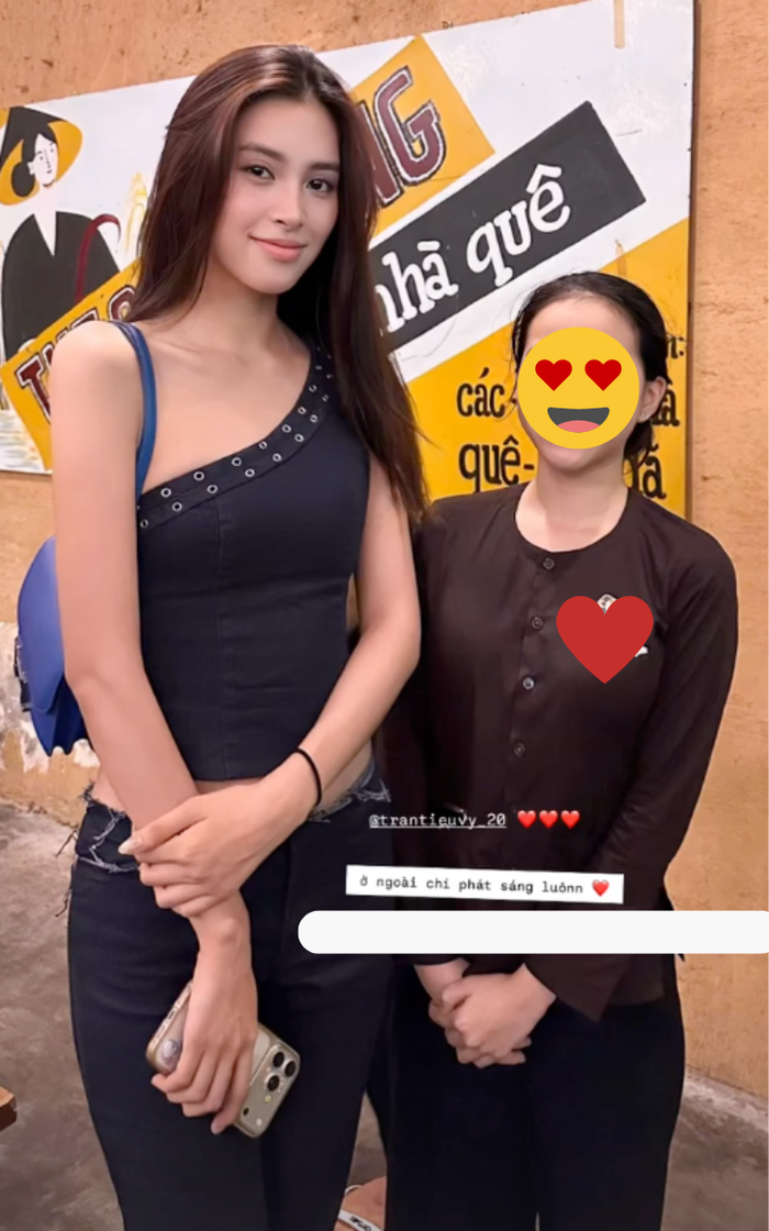 Tiểu Vy vui vẻ chụp hình với khán giả. Ảnh: IGNV