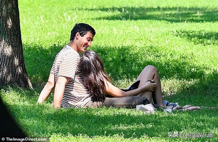 Nữ ca sĩ nổi tiếng bị bắt gặp thân mật với bạn trai tại công viên Ảnh 3