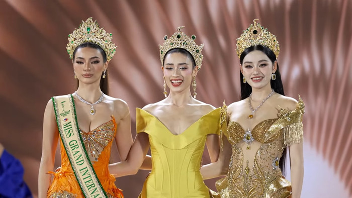 Emoura Phạm khi được trao vương miện bởi đương kim Miss Grand International - &nbsp;Emma Tiglao và Miss Grand Vietnam 2025 - Yến Nhi. Ảnh chụp màn hình