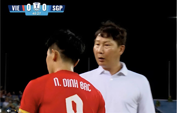Tiền đạo Đình Bắc đã chơi một trận không tốt trước Singapore, nhưng cách anh thẳng thắn nhận trách nhiệm lại là điều đáng khen. Ảnh chụp màn hình