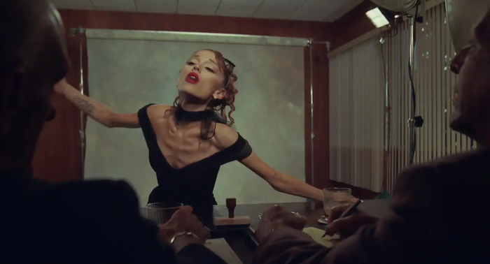 Hình ảnh Ariana Grande trong MV mới đây.