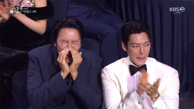 &nbsp;Lee Kwang Soo phấn khích khi thấy Shin Min Ah xuất hiện trên sân khấu.