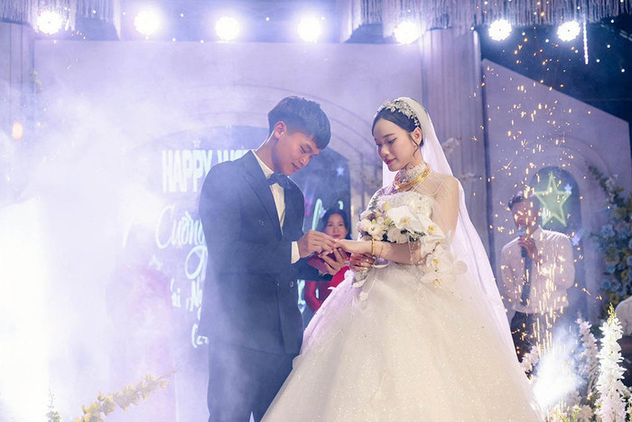 Cầu thủ Hồ Văn Cường bên cạnh bà xã Nguyễn Linh.