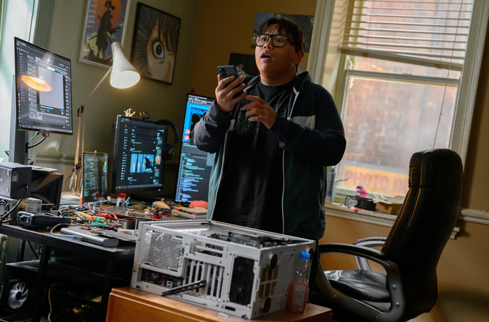 Ned (Jacob Batalon) đang sửa chữa thiết bị theo dõi Người Nhện của mình trong phim Spider-Man. (Ảnh: Deadline)