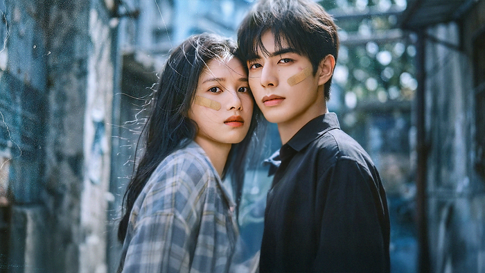 Chó Hoang Và Xương do Tống Uy Long và Trương Tịnh Nghi đóng chính. Ảnh: Weibo&nbsp;