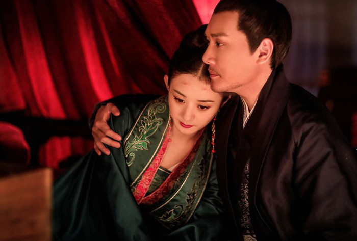 Lấy bối cảnh thời Bắc Tống, Minh Lan Truyện xoay quanh cuộc đời Thịnh Minh Lan - lục tiểu thư của Thịnh gia. Mồ côi mẹ từ nhỏ vì những âm mưu trong hậu viện, cha lạnh nhạt, Minh Lan phải che giấu sự thông minh để sinh tồn giữa những cuộc tranh đấu trong gia tộc. Sau khi kết hôn với Cố Đình Diệp, nàng tiếp tục cùng chồng đối mặt với các cuộc đấu trí trong hầu phủ và triều đình. Bộ phim được đánh giá cao nhờ cách xây dựng nhân vật nữ chính bản lĩnh cùng những màn gia đấu được triển khai chặt chẽ.