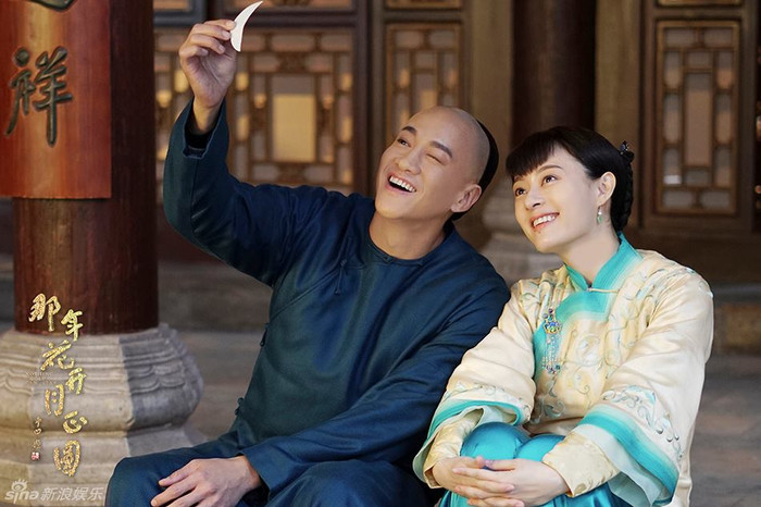 Lấy cảm hứng từ nguyên mẫu nữ thương nhân nổi tiếng cuối thời Thanh, Năm Ấy Hoa Nở Trăng Vừa Tròn kể về Châu Doanh - cô gái vô tình trở thành con dâu của đại gia tộc họ Ngô. Sau khi chồng và cha chồng qua đời, nàng đứng ra gánh vác sản nghiệp đang trên bờ vực suy sụp, từng bước đưa gia tộc phục hưng bằng sự nhạy bén và quyết đoán. Bên cạnh câu chuyện kinh thương, phim còn khắc họa nhiều mâu thuẫn, tranh chấp trong gia tộc, góp phần tạo nên sức hấp dẫn của tác phẩm.