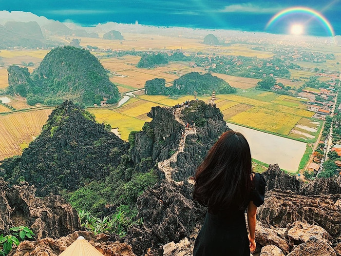 Du khách ngắm Hang Múa khi trời vào thu. Ảnh: Báo Công Thường