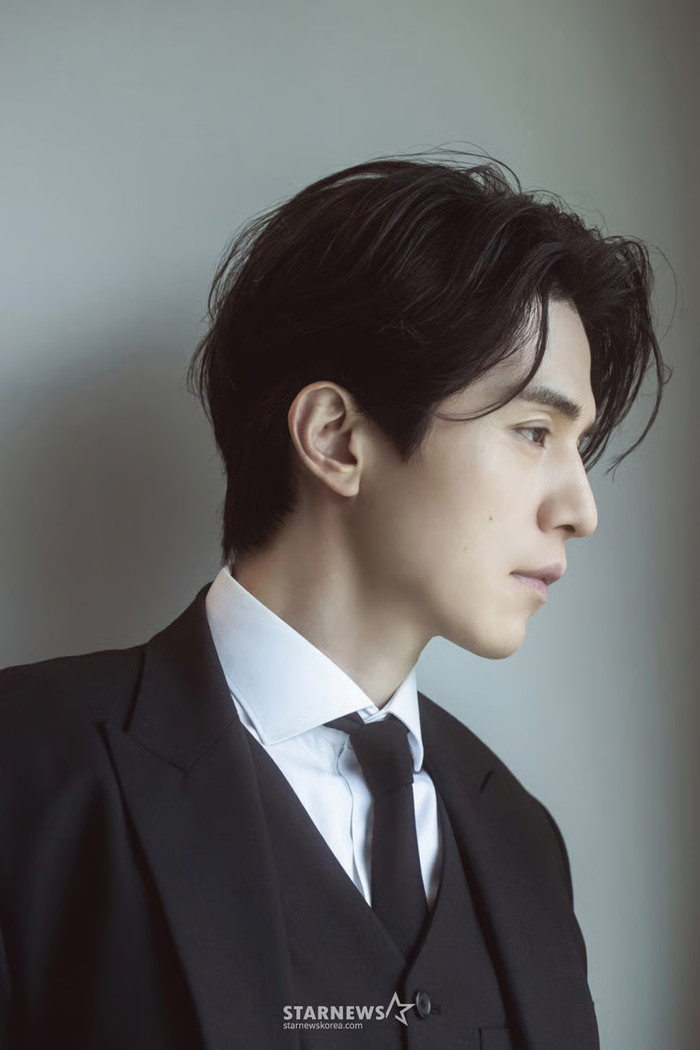 Lee Dong Wook duy trì sức hút sau gần 30 năm hoạt động nghệ thuật.