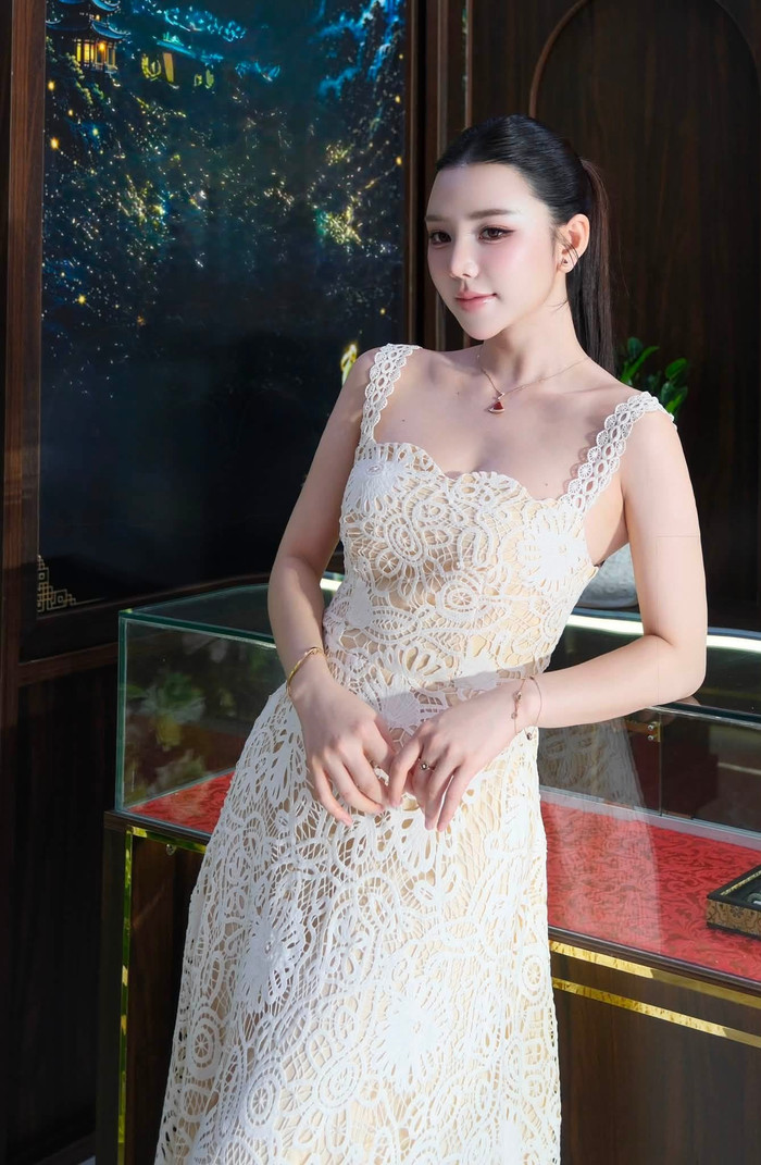 Tuy nhiên, điều thu hút nhiều sự chú ý không nằm ở trang phục mà là gương mặt của nữ diễn viên. (Ảnh: FBNV)