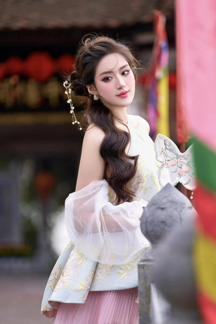 Hoa hậu Phan Phương Oanh lớn lên ở Hà Nội.