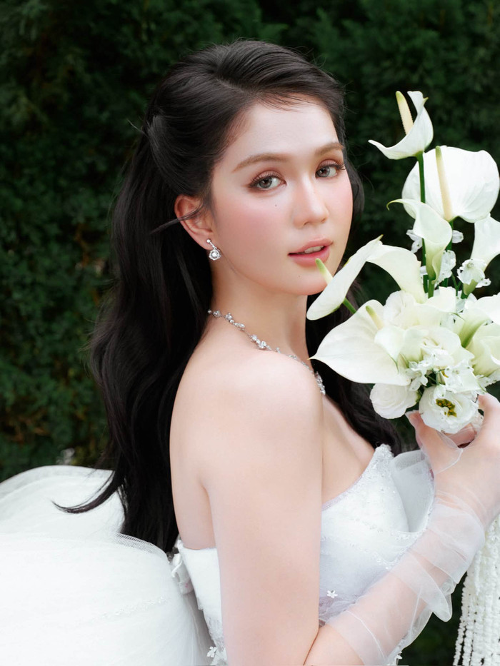 Ngọc Trinh chưa thật sự đón nhận niềm hạnh phúc trọn vẹn khi tái xuất màn ảnh rộng sau 2 năm vắng bóng. (Ảnh: FBNV)