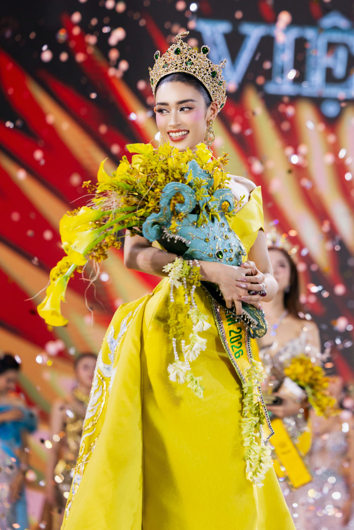 Emoura Phạm đăng quang Miss Grand Vietnam 2026.