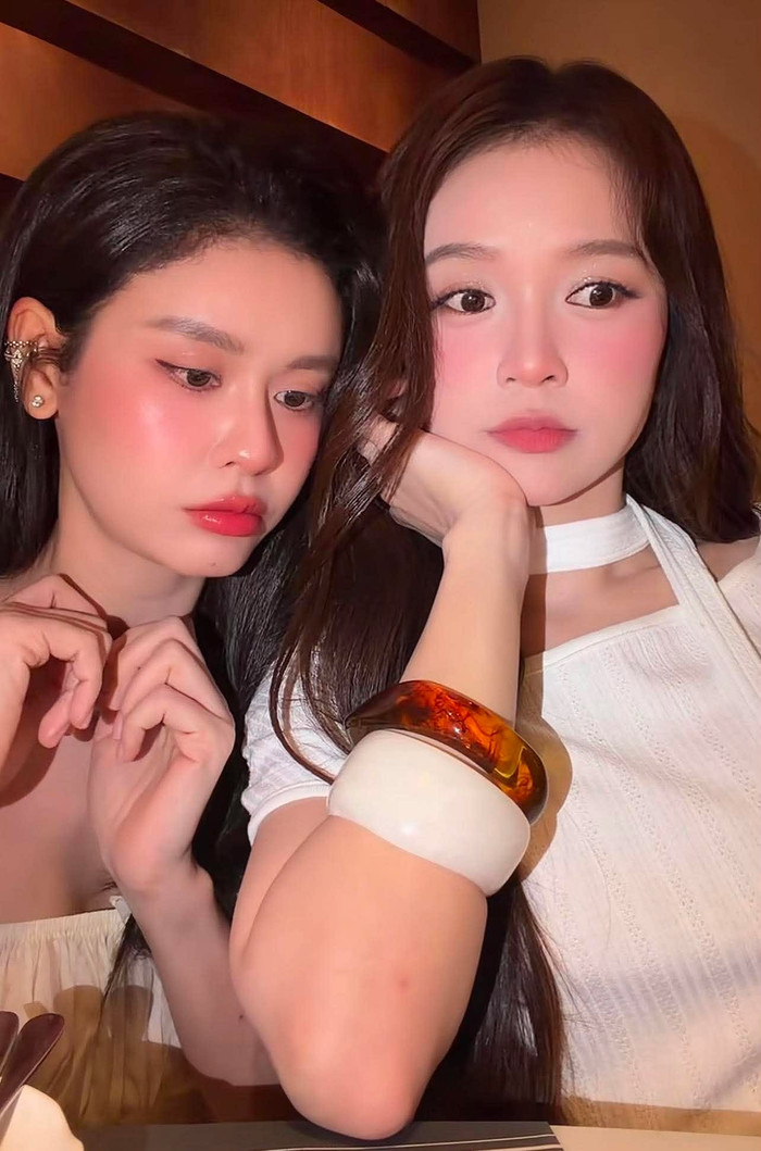 Trương Quỳnh Anh hài hước quay clip bắt trend cùng đồng nghiệp.