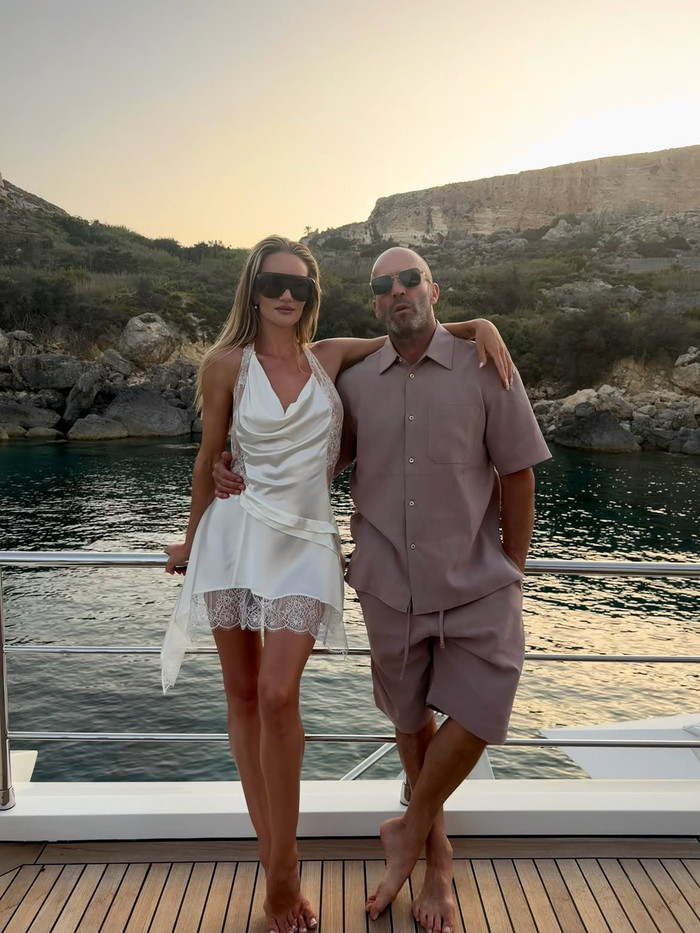 Rosie Huntington-Whiteley thu hút sự quan tâm khi chia sẻ loạt khoảnh khắc trong chuyến du lịch châu Âu cùng chồng là tài tử Jason Statham và hai con. Ảnh: IGNV