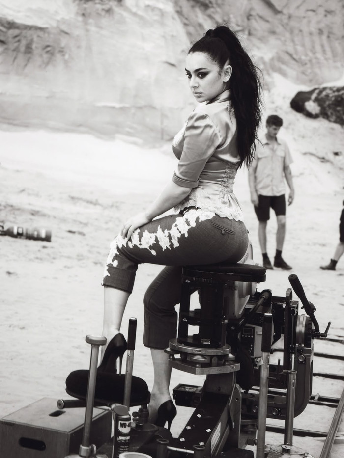 Charli XCX lập nên cột mốc lịch sử trên bảng xếp hạng album Anh Ảnh 2